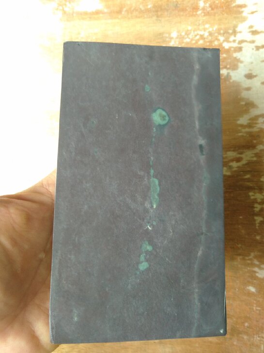 老麻子坑方形原石(端砚)石品:翡翠眼，石质...