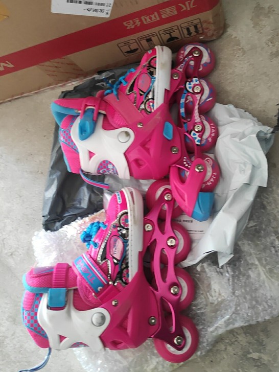 全新轮滑鞋，女孩用，只用过几次，孩子不会滑...