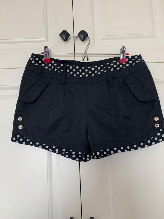 时尚短裤，几乎全新，江浙沪包邮，偏远地区满...