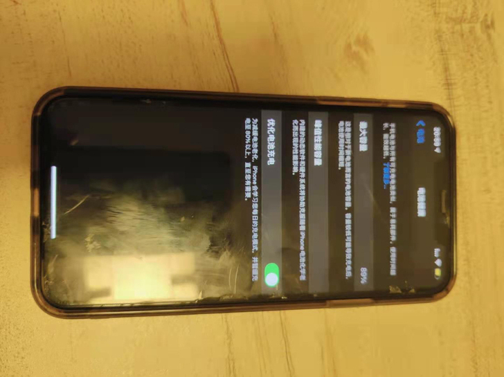 苹果11promax256g，屏幕是膜坏了...