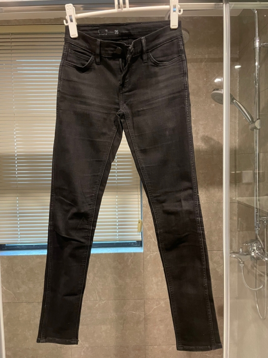 李维斯 纯黑牛仔裤