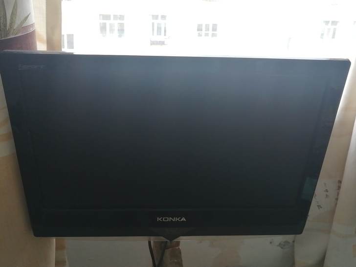 一个小电视多少寸不知道，大概50乘以40吧...