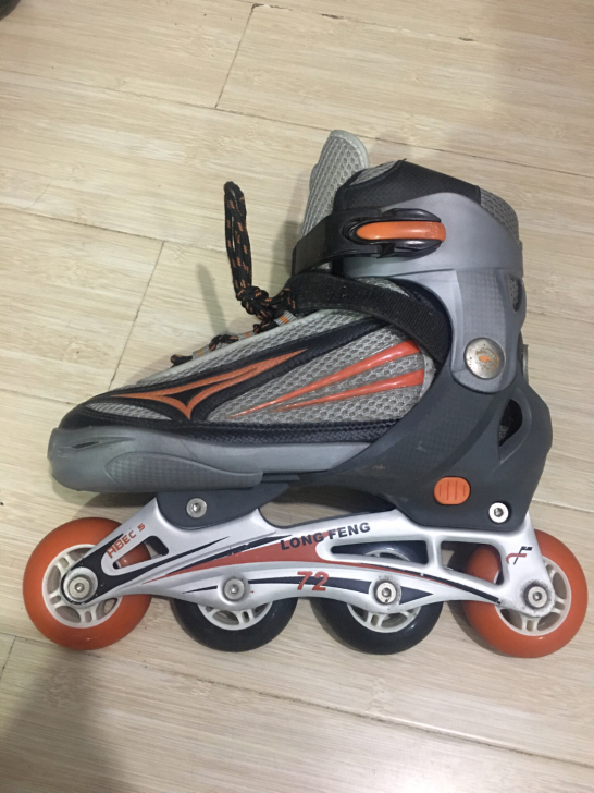 闲置轮滑鞋出售 可调节尺码 38-41号