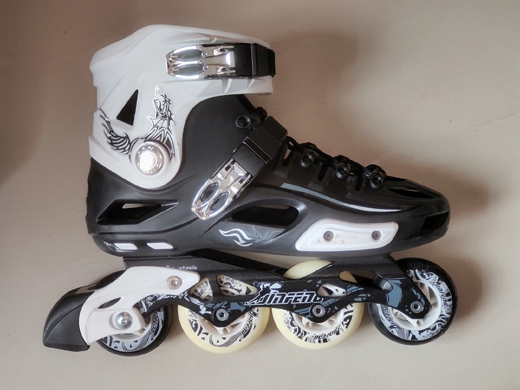 42码旱冰鞋，几年前买的一共玩了十多个小时...