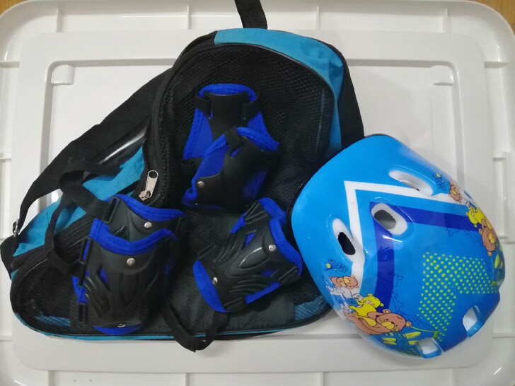 可交换九新滑冰鞋防护套装，袋子。我家小孩买...