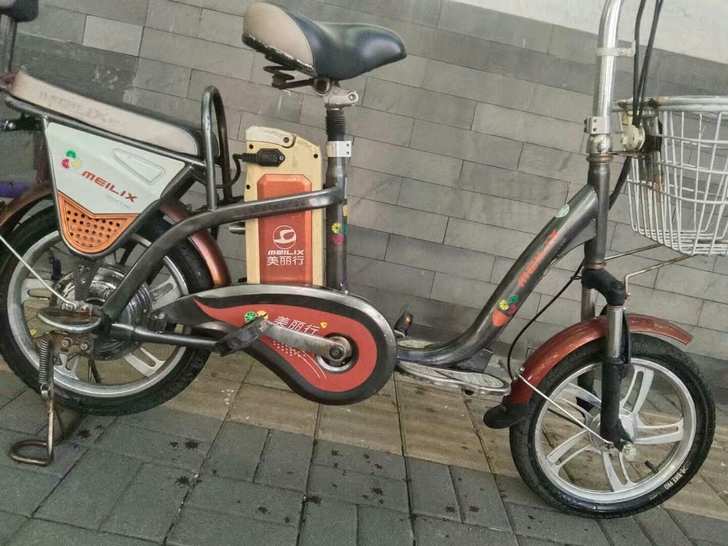 美丽行锂电池电动车有永久白牌，刹车喇叭灯都...