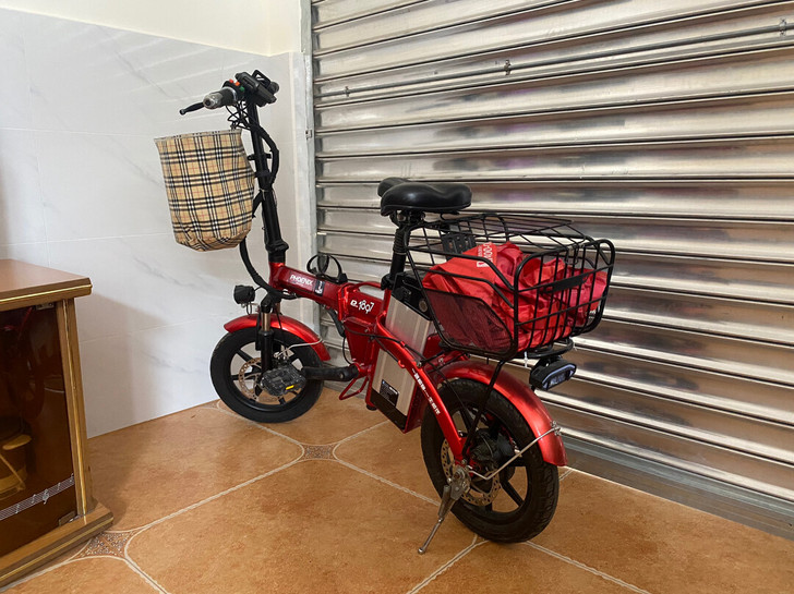 凤凰折叠电动车。可以折叠放入车辆后备箱。成...