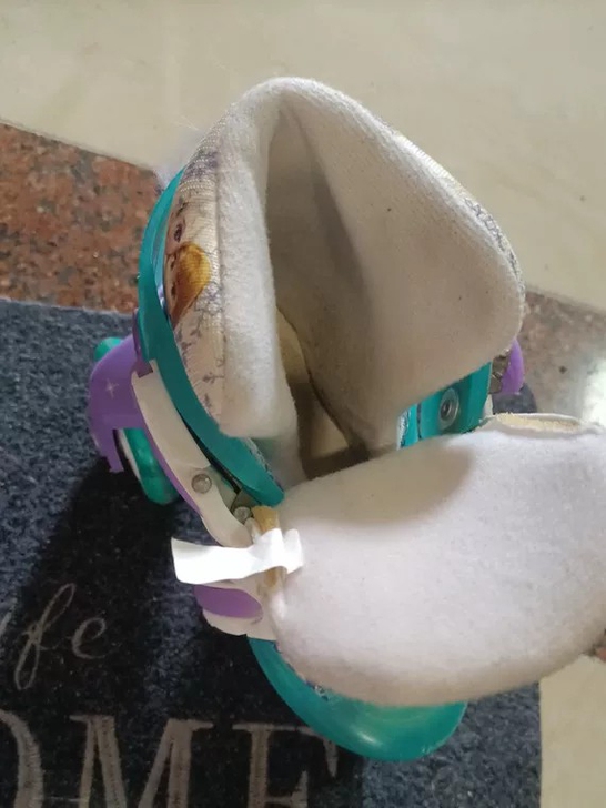 女童旱冰鞋，双排的，孩子现在都是穿轮滑鞋