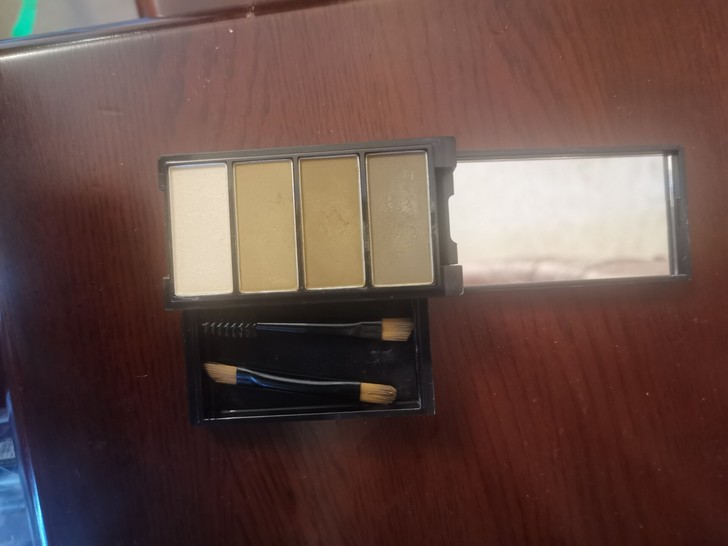 完美日记眉粉，只用过一两次。偏远地区不包邮