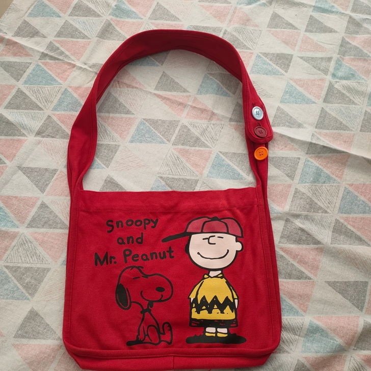 红色帆布包，可单肩可斜挎，纽扣可调节