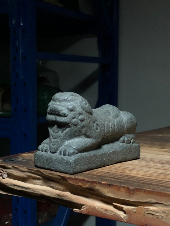 品名：青石瑞兽文房镇纸摆件