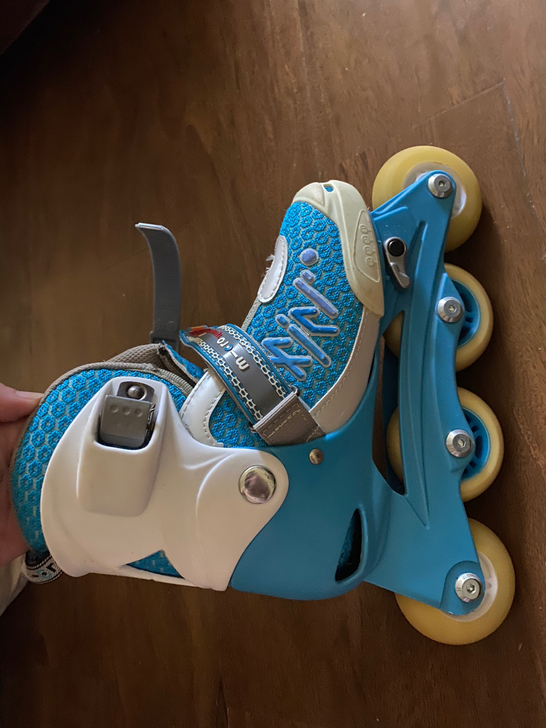 迪卡侬的可调节直排轮，娃大了，这一双就不用...