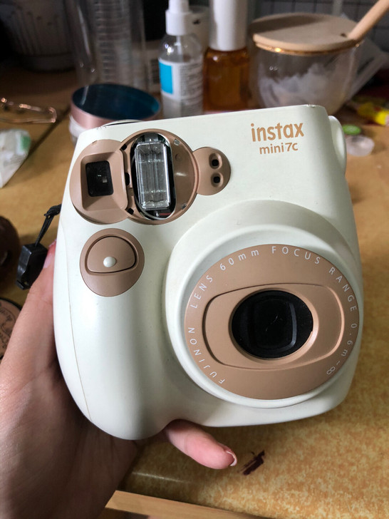 八成新拍立得有漏液有磕碰 里面还有相纸被打...