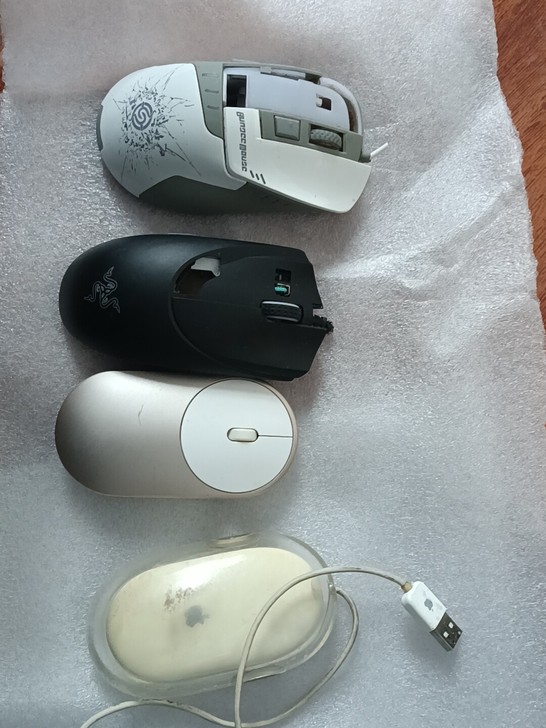 4个鼠标，两个剪线的，一个苹果的pro m...