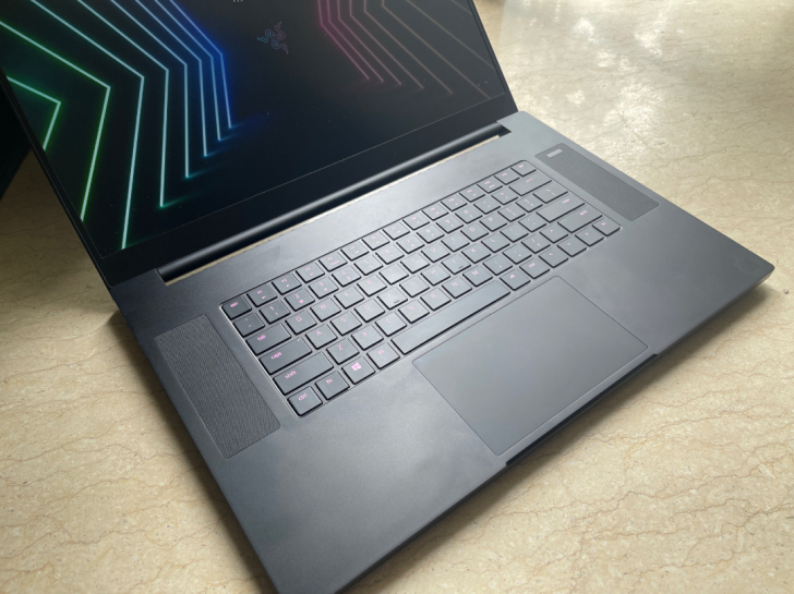 出一台雷蛇灵刃17专业版游戏本（Razer...