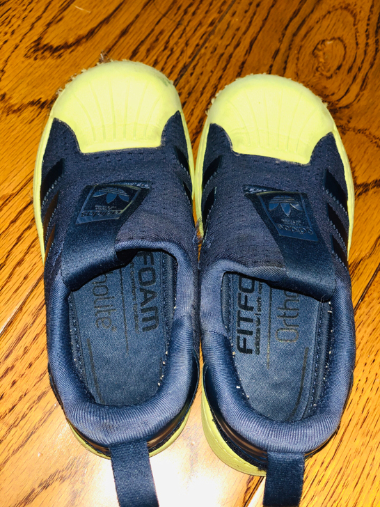 阿迪三叶草儿童运动鞋！鞋子尺码8k。新旧见...