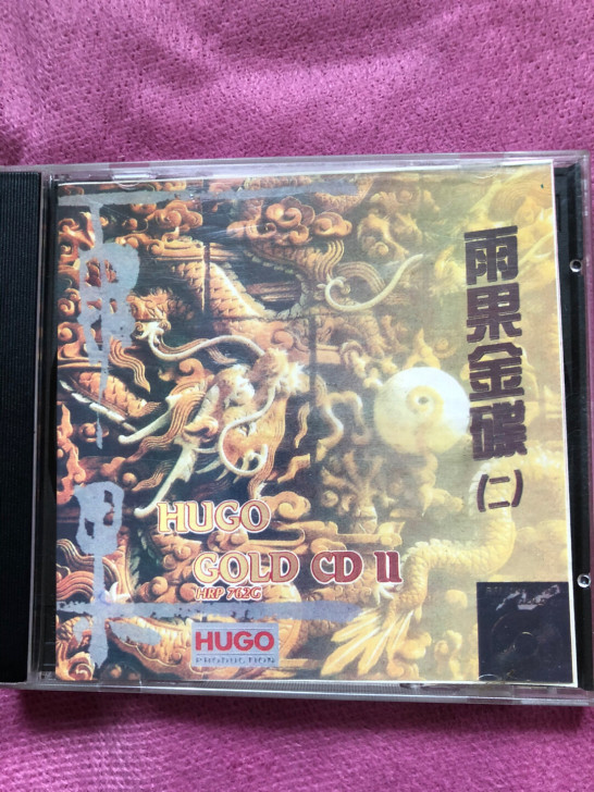 雨果金碟二日版盘面保存完好细微使用痕迹、盘...