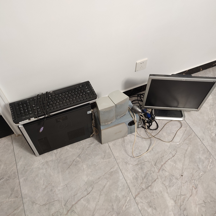 电脑，19寸显示器，音响，能够正常办公使用...