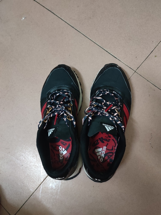 正品阿迪达斯跑步鞋，BB6914。