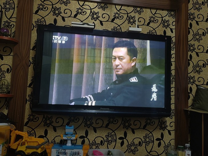 松下液晶电视，55寸左边有条暗边，其他正常...