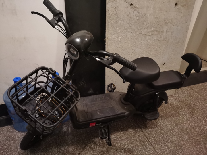 爱玛电动车95成新，买来没骑过几次，便宜卖。