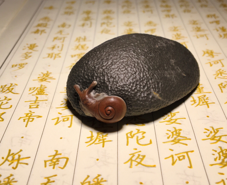 寿山石山秀园俏色巧雕蜗牛手把件