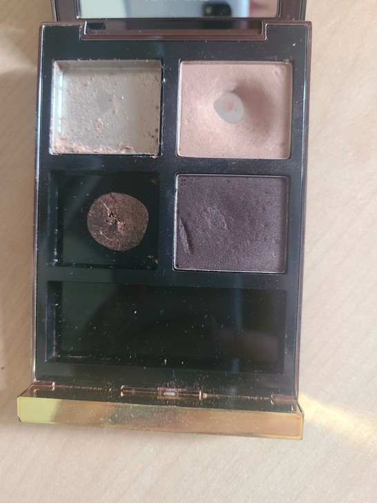 tf 色号20 这个眼影色很好看，底下黑色...