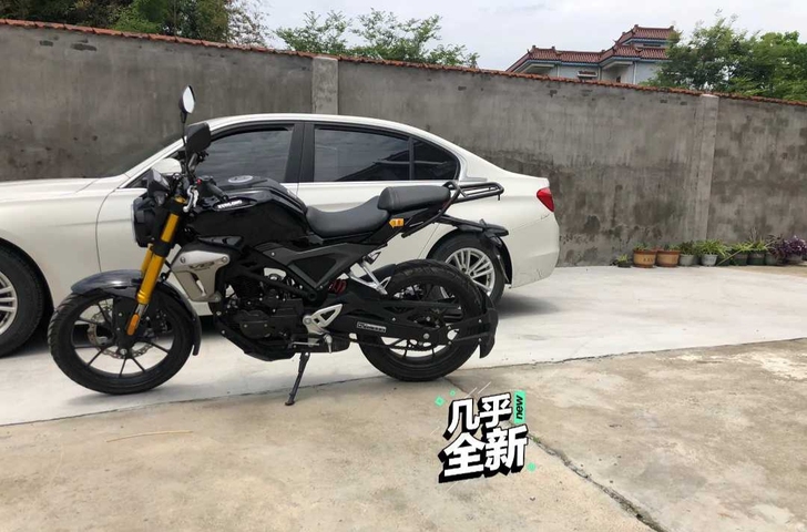摩托车  开了1400公里 没怎么开，下雨...