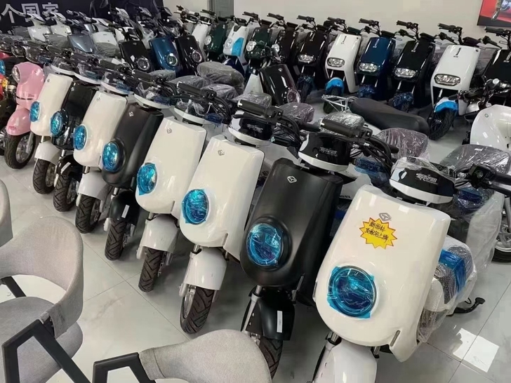72v黑色爱玛电动车，双碟刹，南宁小绿牌，...