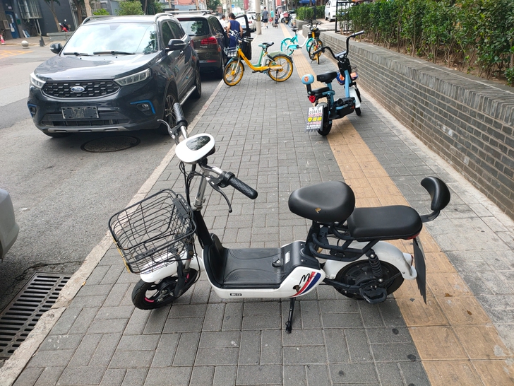 新日牌。接送孩子锂电电动车出售，