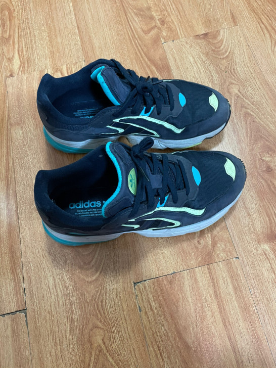 Adidas跑鞋，成色自辫，没穿几次，看鞋...