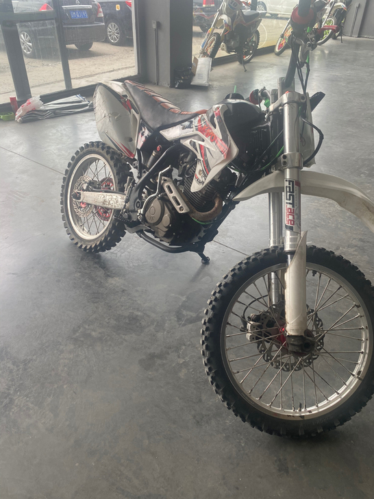 出售。越野MX6。  买到手骑一回单纯喜欢...