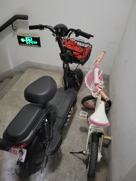 爱玛电动车5月份刚换得电频!后胎也是新换的...