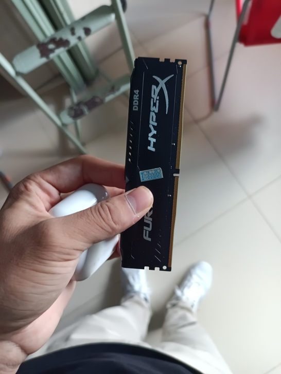 金士顿8g ddr4 2400频率内存，拆...