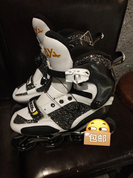 星空版碳纤维轮滑鞋，本人买大了，不能穿，低...