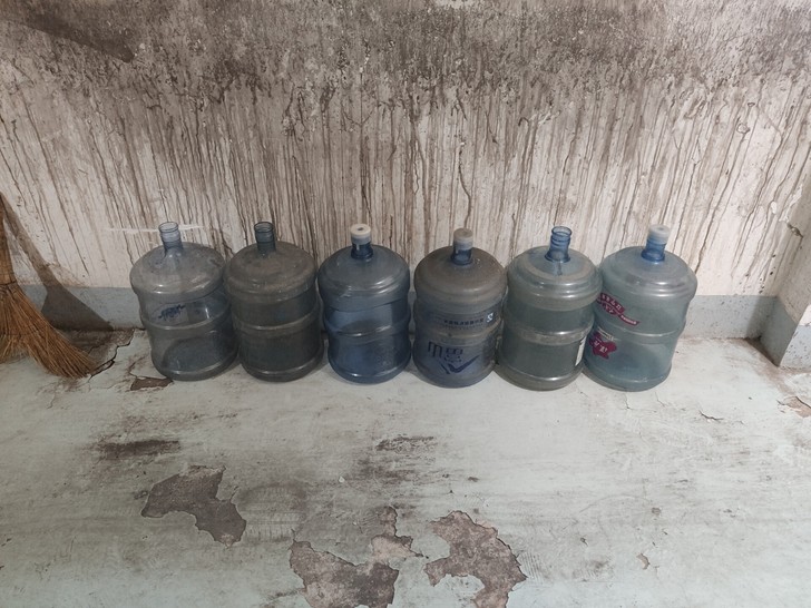 水桶.18.9升桶装水桶，一共6个都拿走可...