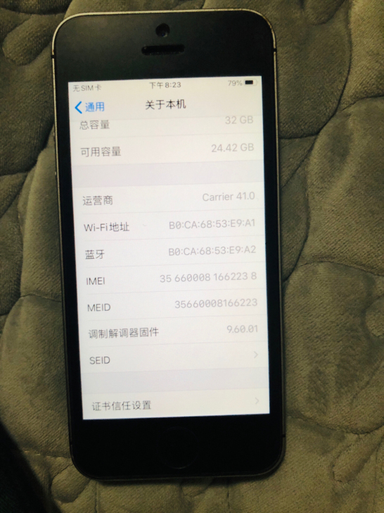 iPhone se。手感很好的小机器。