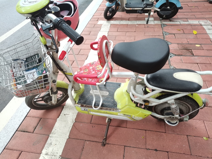 爱玛电动车，电池刚换一个多月，四个电池，充...