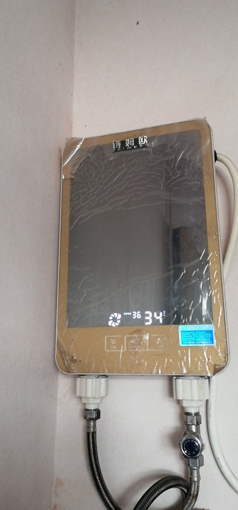 出电热水器，八成新，用于理发店或者家用都行...