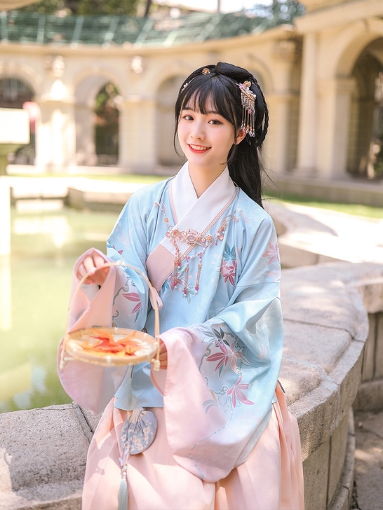 汉尚华莲汉服穿1