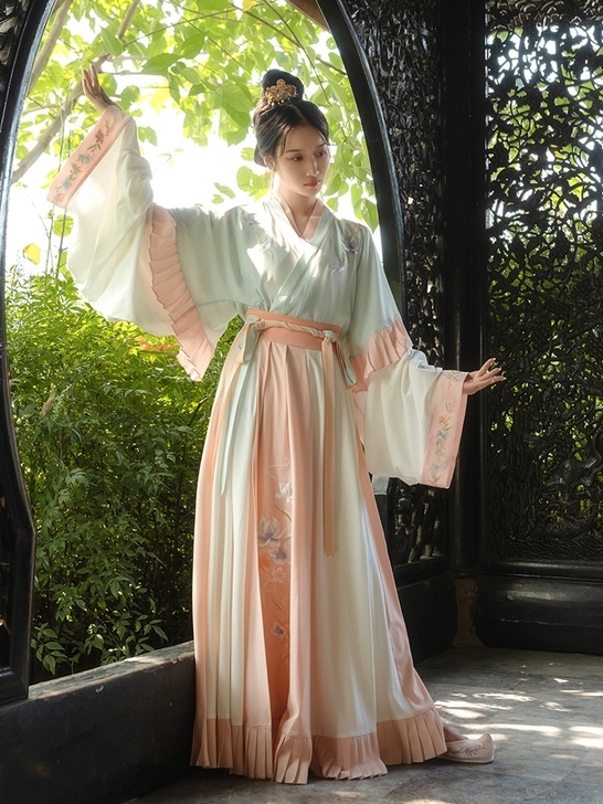 重回汉唐青依 汉服三件套 大襟襦半袖交芋圆