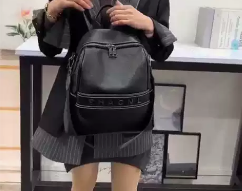 女士真皮双肩包女双肩包，应客户要求，做了一...