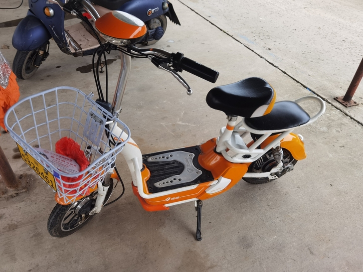 转让雅迪电动车两把钥匙原装充电器，满新换的...
