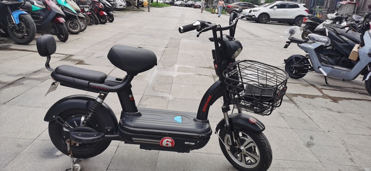 爱玛二手电动车，电池刚换不久！