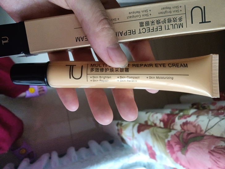 朋友送的眼霜，全新的，不知道价格，随缘吧，...