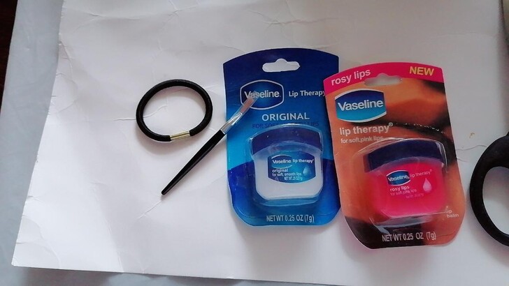 凡士林共3瓶。润唇膏