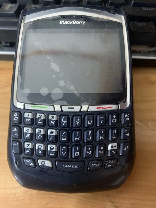 黑莓8700.无电池了,无充电器。正常使用...
