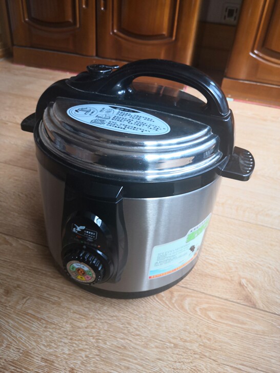 电压力锅麦饭石材质八成新。限同城自提