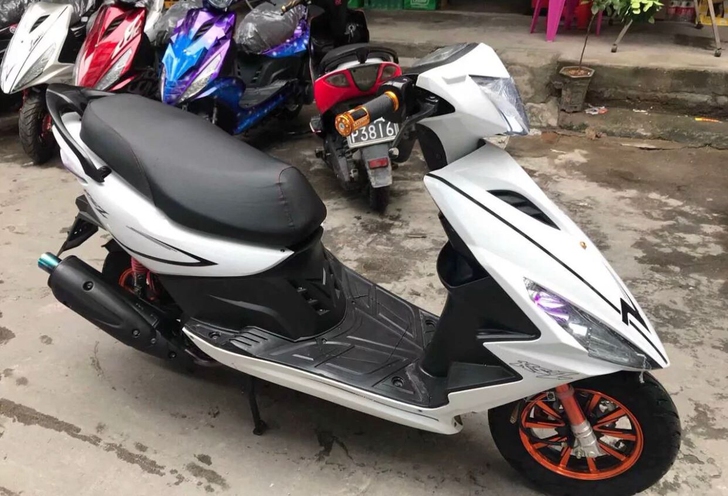 新车半年 行驶2000km左右 8成新