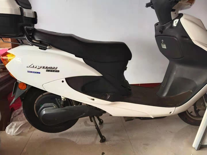 电动车，绿源电动车，安装64V14A长条电...